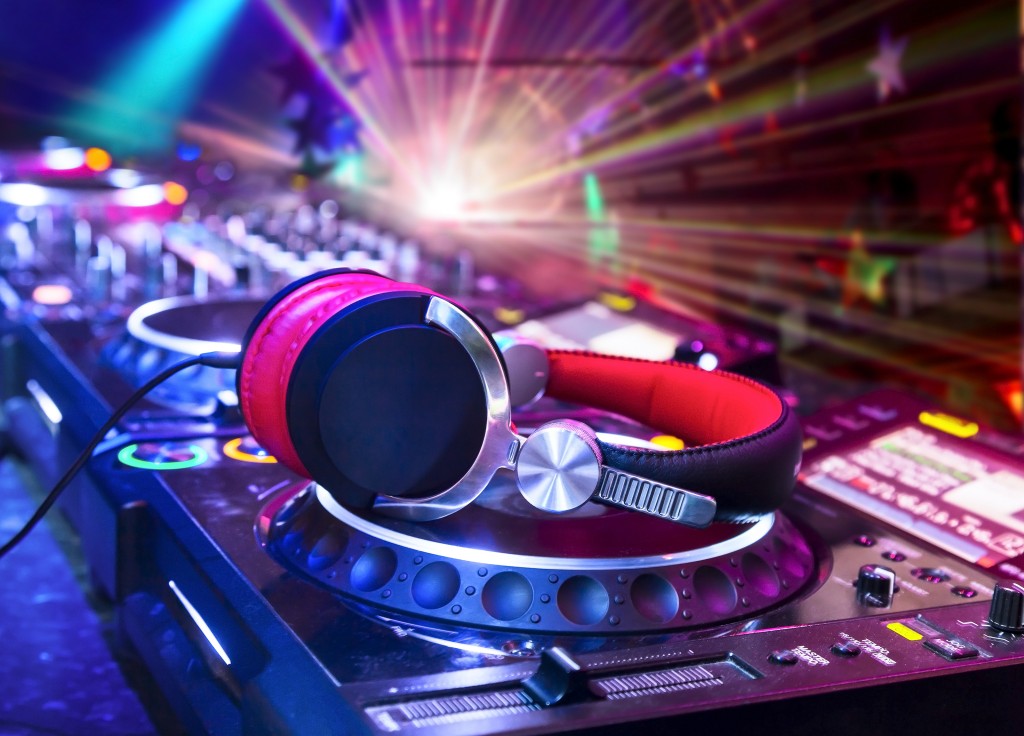 How to Become a DJ: A 10-Step Guide to Success